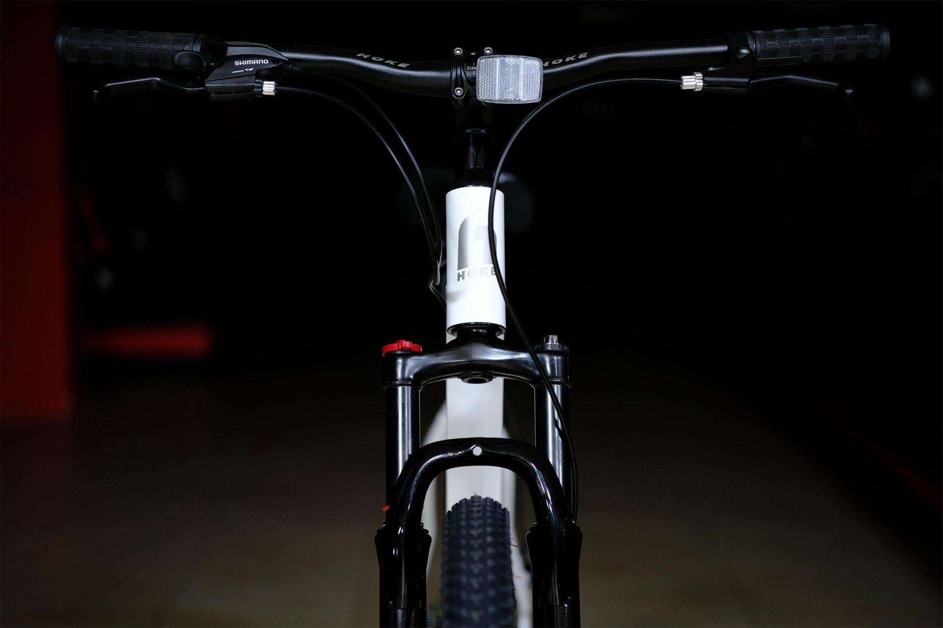 Вилка амортизационная пружинная 100 mm с функцией регулировки и блокировки хода (механическая блокировка) HOKE ONE WAY 29 белый-серый 17