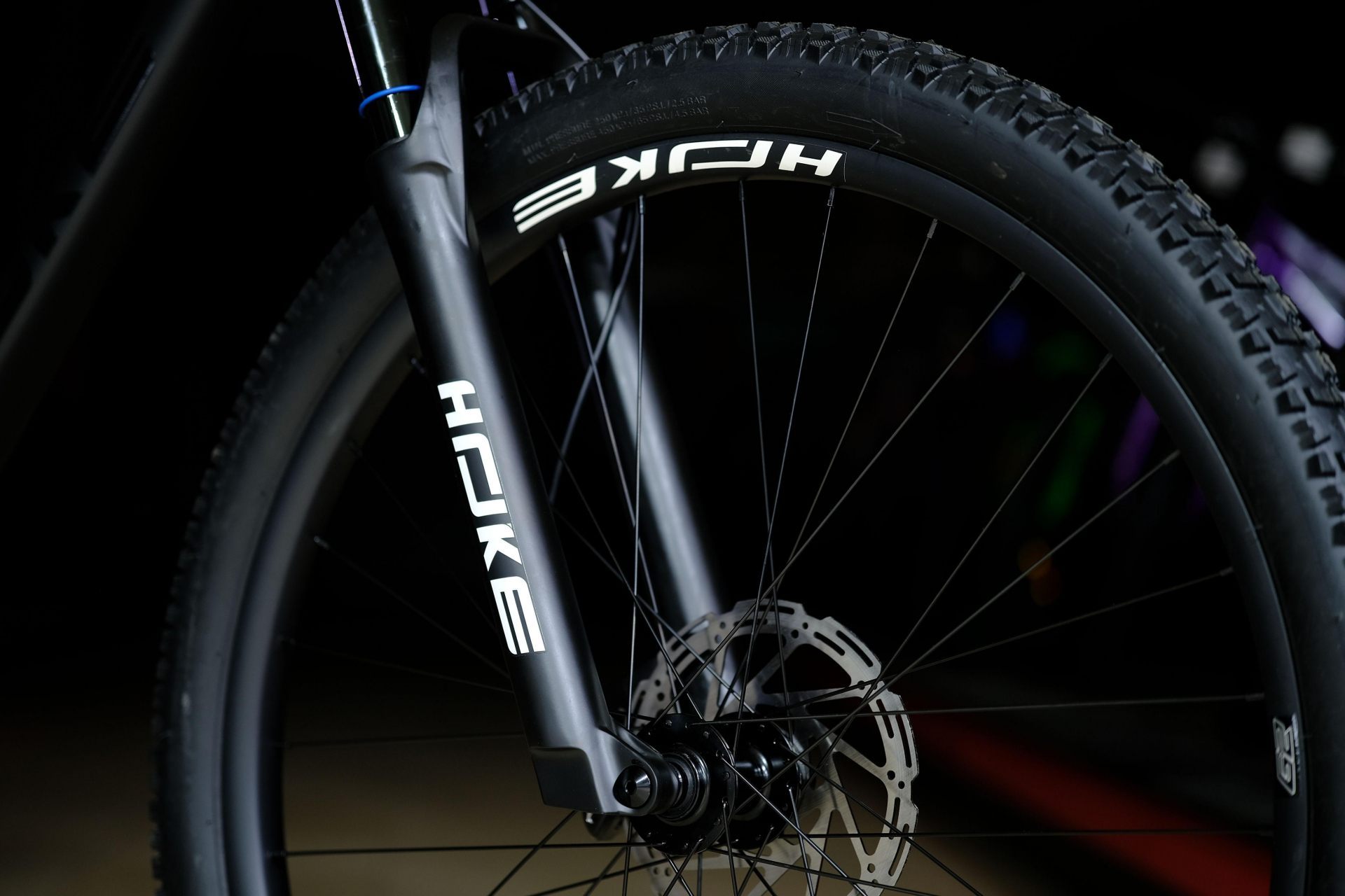 Обод 29 двойной усиленный ширина 36 mm, втулки алюминиевые на промах и осях
 HOKE 11 Way 29 HD матовый чёрный-серый 21